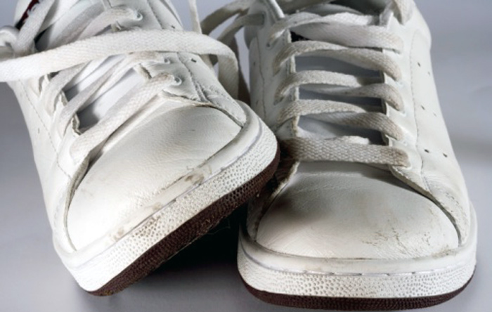 Как отмыть белые кроссовки: повседневный уход для эффекта новизны