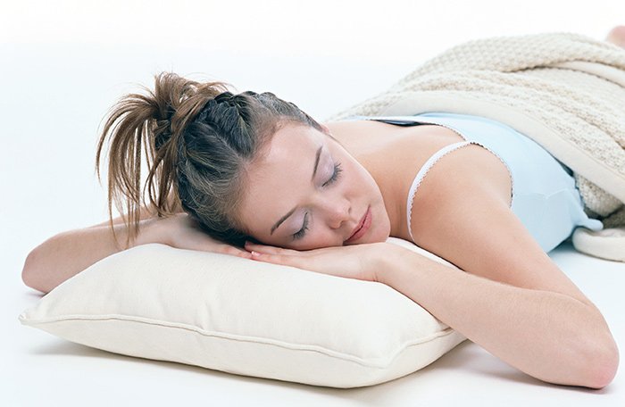 Затекают руки во время сна: причини и как с этим бороться